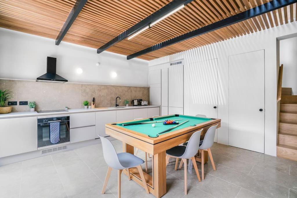 Tottenham- Exquisite 4-Bed Retreat With Ping Pong And Pool - Sleeps 7, Free Parking, Contractors & Long Stays Welcome Londres Exterior foto