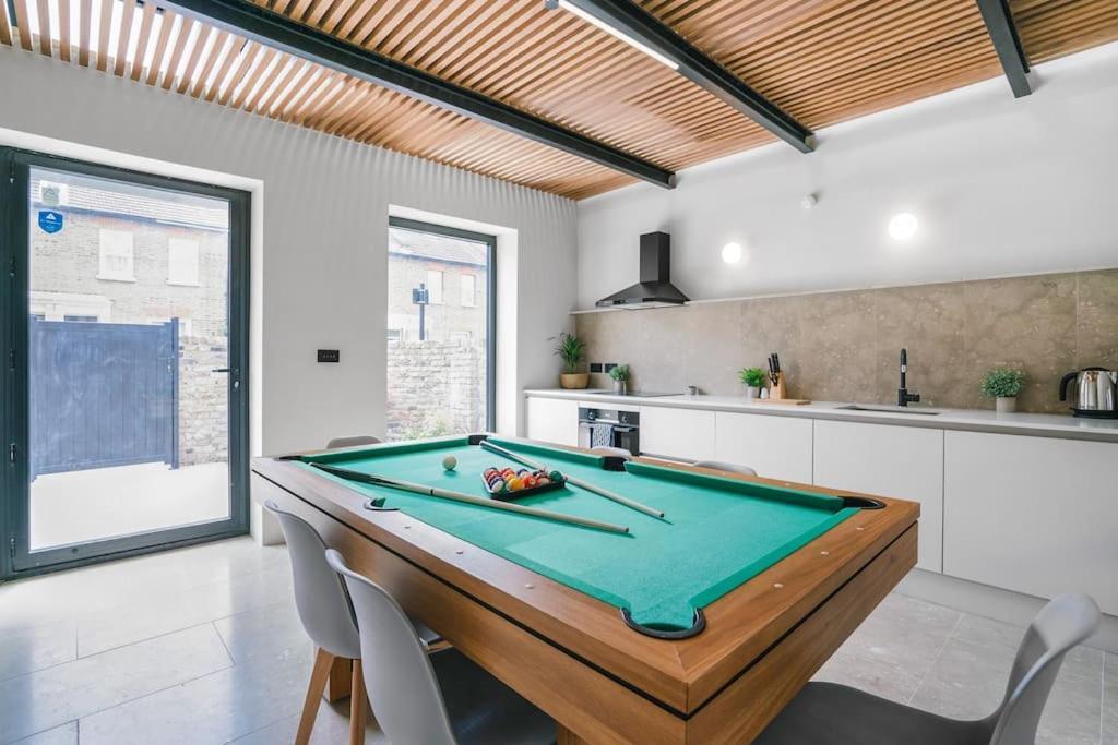 Tottenham- Exquisite 4-Bed Retreat With Ping Pong And Pool - Sleeps 7, Free Parking, Contractors & Long Stays Welcome Londres Exterior foto