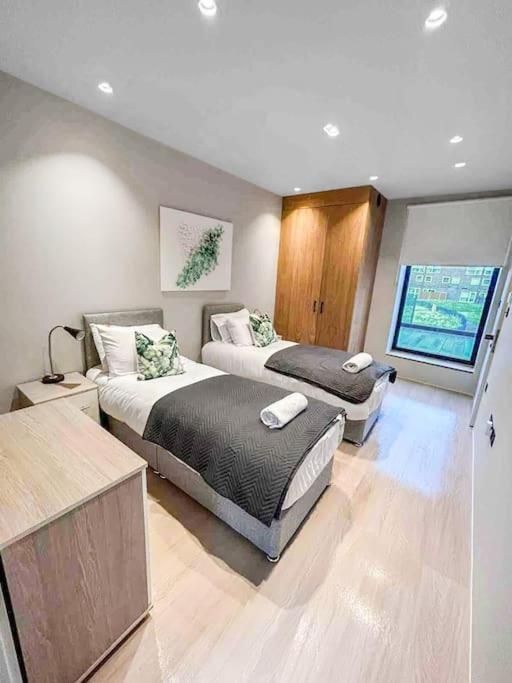 Tottenham- Exquisite 4-Bed Retreat With Ping Pong And Pool - Sleeps 7, Free Parking, Contractors & Long Stays Welcome Londres Exterior foto