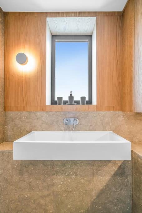 Tottenham- Exquisite 4-Bed Retreat With Ping Pong And Pool - Sleeps 7, Free Parking, Contractors & Long Stays Welcome Londres Exterior foto