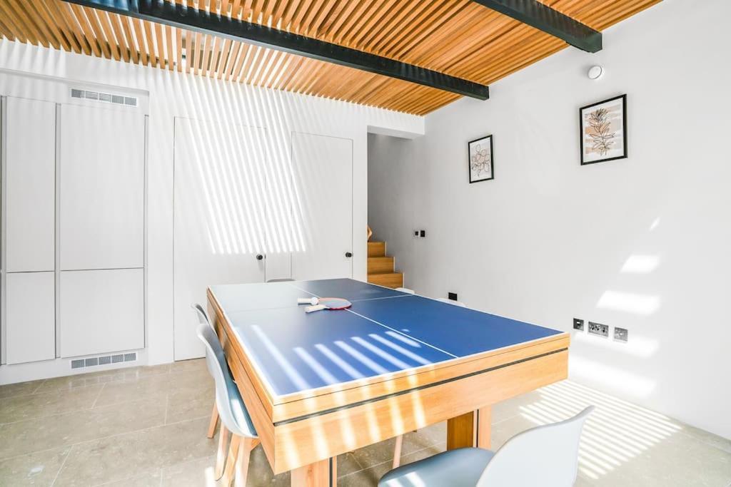 Tottenham- Exquisite 4-Bed Retreat With Ping Pong And Pool - Sleeps 7, Free Parking, Contractors & Long Stays Welcome Londres Exterior foto
