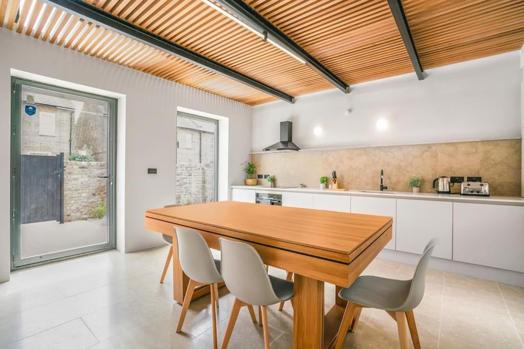Tottenham- Exquisite 4-Bed Retreat With Ping Pong And Pool - Sleeps 7, Free Parking, Contractors & Long Stays Welcome Londres Exterior foto
